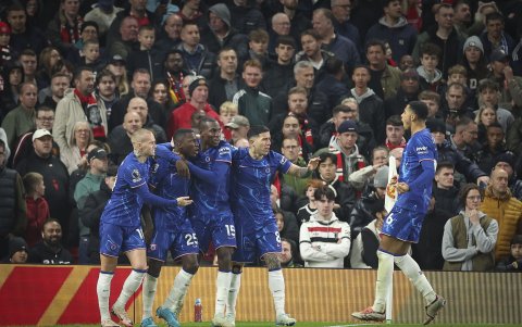 Moisés Caicedo celebra su gol con sus compañeros en el empate de Chelsea ante Manchester United
