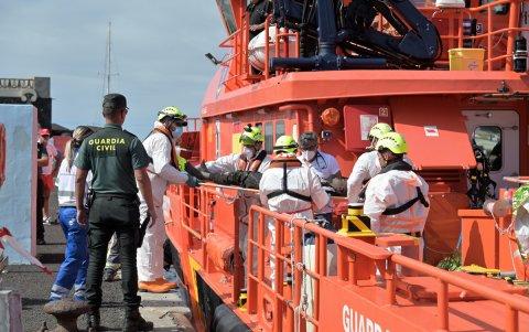 La Guardamar Talia traslada al muelle de La Restinga, en el municipio de El Pinar, a nueve personas, todos varones subsaharianos, rescatados de un cayuco a 202 millas al sur de El Hierro.