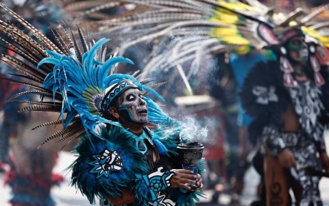 Personas participan en el desfile del Día de Muertos este este 2 de noviembre de 2024, en la Ciudad de México.