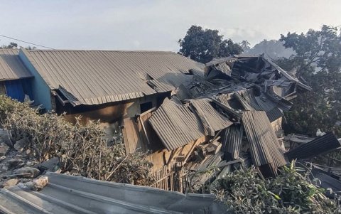 Daños en un edificio causados por la erupción del volcán Lewotobi Laki-Laki, en el este de Indonesia.