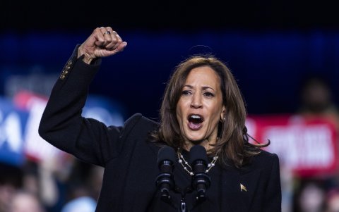 La candidata demócrata Kamala Harris habló durante un mitin a horas de las elecciones.