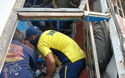 Personal de emergencia trabajaba en labores de rescate de las víctimas del bus accidentado en India.