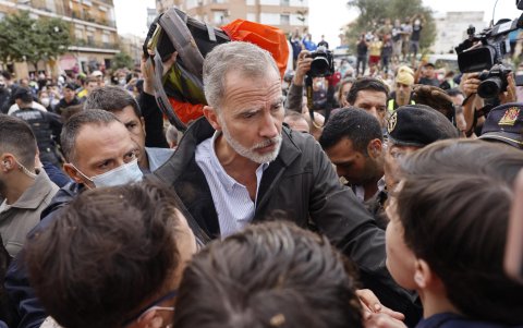 El rey Felipe habla con vecinos indignados, durante su visita a Paiporta este domingo.