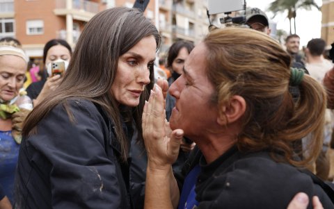 La reina Letizia consuela a una víctima de las inundaciones, durante su visita a Paiporta este domingo