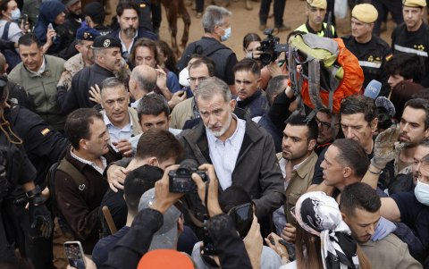 El rey Felipe VI habla con vecinos de Paiporta, epicentro de las inundaciones, durante su visita este domingo a esta localidad valenciana