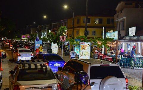 Locales. Los cangrejales de Sauces 6 son los negocios más destacados sobre esta vía. Desde hace años han dinamizado el comercio nocturno en este sector.