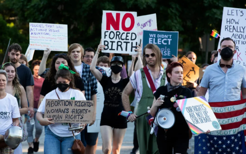 Personas muestran mensajes a favor de aborto en Estados Unidos, en una fotografía de archivo.