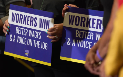 Vista de carteles en los que se piden mejores salarios para los trabajadores de Estados Unidos, en una fotografía de archivo.