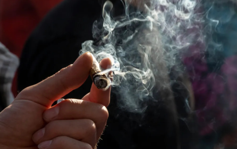 Vista de una persona que fuma un cigarrillo de cannabis en Estados Unidos, en una fotografía de archivo.