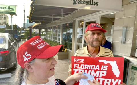 Ania Fresquet muestra su tarjeta de votación junto a Miguel Saavedra, de la 'Vigilia Mambisa',