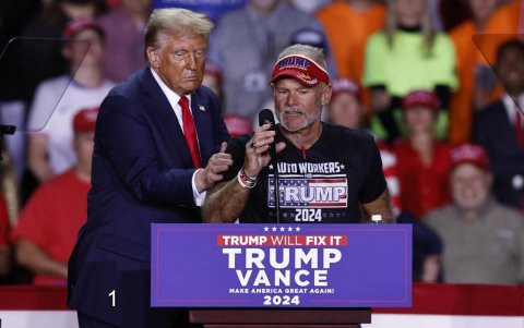 El candidato presidencial y expresidente de EE.UU. Donald Trump cede el escenario al trabajador automotriz Brian Pannacker.