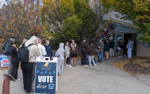 Personas esperan en una fila para votar en un centro de votación instalado en la tienda Banana Factory, este martes, en Bethlehem, Pensilvania (Estados Unidos).