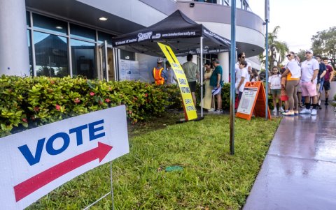 La gente espera en fila para votar en el último día de votación anticipada de Florida para las elecciones presidenciales de 2024 en Florida, en el Departamento de Elecciones del Condado de Miami-Dade.