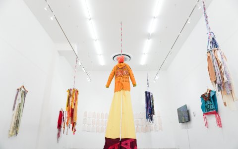 La artista trabaja a través de los textiles para llevar sus mensajes de denuncia y resistencia.