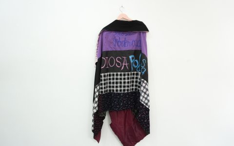 Las piezas de ropa que se exhiben llevan mensajes grabados. Estos se elaboraron dentro de su proyecto NMTKS