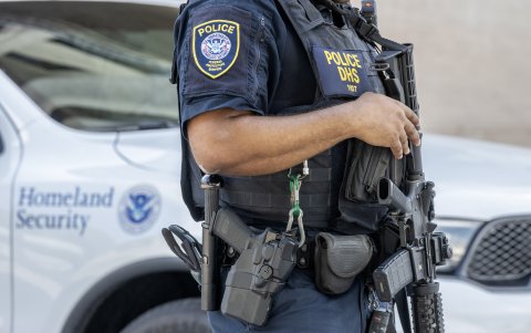 Fotografía de archivo en donde se ve un oficial de Seguridad Nacional de Estados Unidos.