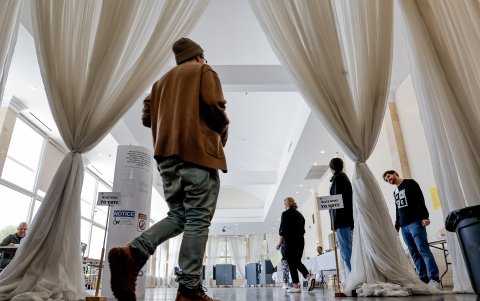 Ciudadanos emiten su voto en el recinto electoral de Park Tavern, en el condado de Fulton, el día de las elecciones en Atlanta, Georgia, EE. UU., el 5 de noviembre de 2024.