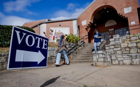 Ciudadanos participan en una jornada de votación en el condado de Dekalb en Atlanta, Georgia.