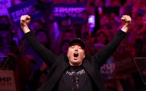 Fotografía de archivo en donde el empresario Elon Musk gesticula ante la audiencia durante un mitin celebrado en apoyo al candidato presidencial republicano.