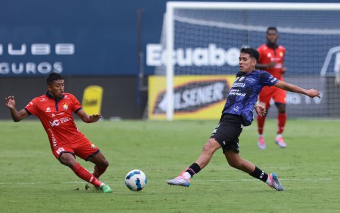 Kendry Páez (d) regresó al rol titular ante El Nacional y demostró que está recuperando el nivel del primer semestre.