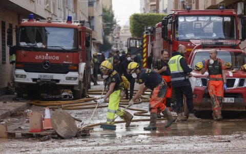 Un grupo de Bomberos trabaja en labores de limpieza en el municipio valenciano de Sedaví este martes, tras el paso de la Dana.