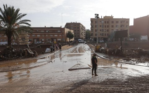 Un policía voluntario de la localidad barcelonesa de Bigues i Riells controla el tráfico en un puente de Paiporta (Valencia), este martes.