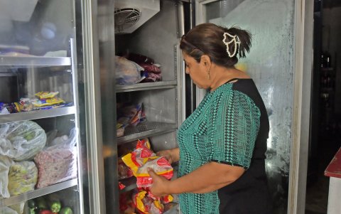Tienda. Los clientes compran menos y los dueños de los locales adquieren menos productos que requieren refrigeración por la falta de luz.