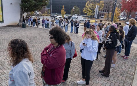 Varias personas esperan en una fila para votar en un centro de votación instalado en la tienda Banana Factory, este martes, en Bethlehem, Pensilvania (Estados Unidos).