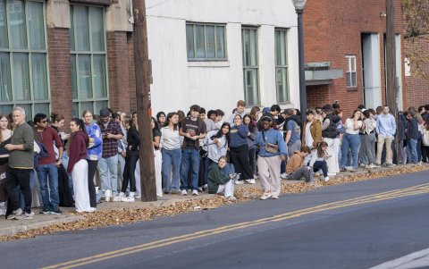 En Bethlehem, Pensilvania (Estados Unidos), las personas esperan en una fila para votar en un centro de votación instalado en la tienda Banana Factory, este martes.