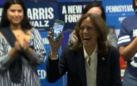 La vicepresidenta de EE.UU. y candidata demócrata, Kamala Harris, sosteniendo un teléfono móvil en la sede del Partido Demócrata, en Washington, este martes 5 de noviembre.