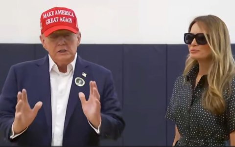 El candidato republicano, Donald Trump, junto a su esposa, Melania, luego de depositar su voto, este martes 5 de noviembre, en el Mandel Recreation Center de Palm Beach, en Florida.