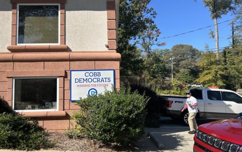 Una persona entra a la oficina de campaña del Partido Demócrata del condado de Cobb en Marietta, este jueves, en Georgia (Estados Unidos).