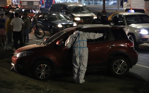 Equipo de Criminalística llegó hasta el lugar donde se registró el asesinato.