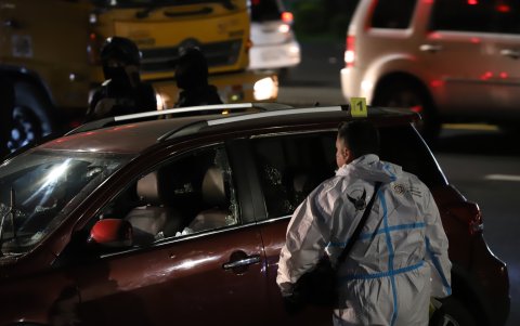 Equipo de Criminalística llegó hasta el lugar donde se registró el asesinato.