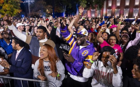 Partidarios de la candidata presidencial demócrata Kamala Harris se reúnen para una fiesta de vigilancia nocturna de las elecciones en la Universidad Howard el día de las elecciones en Washington.