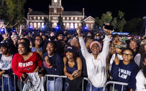 Partidarios de la candidata demócrata Kamala Harris se reúnen para una fiesta de vigilancia nocturna de las elecciones en la Universidad Howard, en Washington, este martes 5 de noviembre.