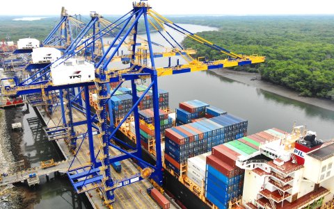 Terminal. El trabajo del comercio exterior en el Puerto Marítimo de Guayaquil.