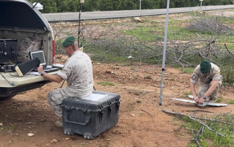 En turnos de 12 horas para cubrir las 24 horas del día, los 80 efectivos del Escuadrón de Zapadores Paracaidistas, una unidad de operaciones especiales del Ejército del Aire y del Espacio.