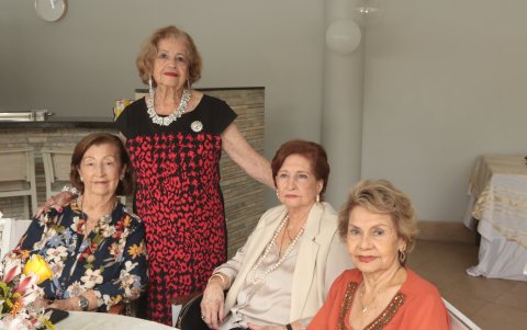 Lupe Estarella de Fuentes, Raquel Arroyo del Río, Lucia Estarella y Alba de cherry.