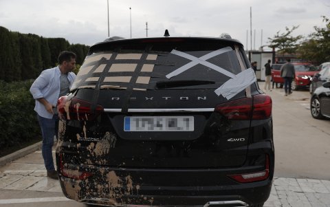 Vista de uno de los coches de la comitiva dañados el domingo en Paiporta.