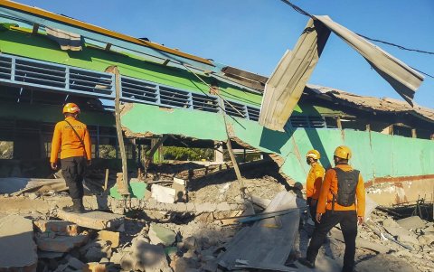 Daños en un edificio a raíz de la erupción del volcán Lewotobi Laki-Laki, en el este de Indonesia.