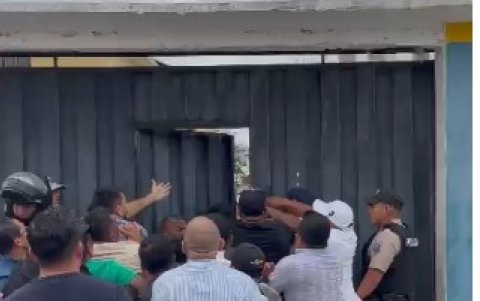 El día de las elecciones hubo disturbios en la puerta del reciento de los sufragios.