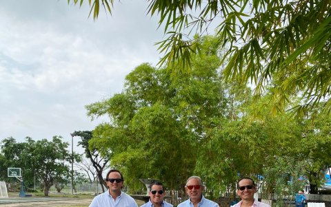 Carlos Luis Torres (segundo de izquierda a derecha) ofreció ayuda a José Pileggi en Emelec