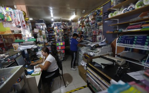 En Puembo, Cecilia Mantilla invirtió $ 1.000 en un generador de 4.500 watts.