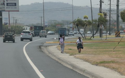 Clamor. Los residentes y quienes laboran en La Aurora piden a las autoridades que apliquen medidas de seguridad urgentes.