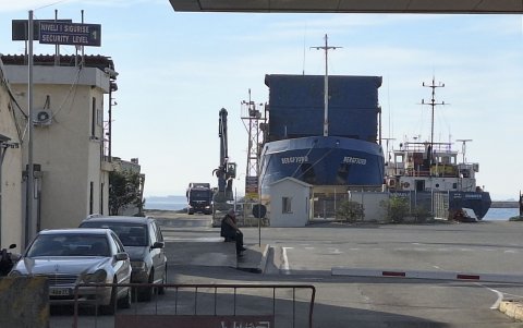 La falta de información sobre la llegada de los migrantes es común entre los residentes de la localidad de Shëngjin..