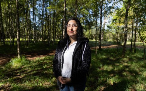 Fotografía de la bióloga del CEHUM Valentina Rosales, posando en el humedal Angachilla, en la ciudad de Valdivia, región de Los Ríos (Chile).