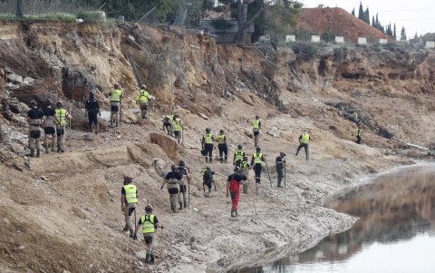 Miembros de la UME trabajan en la búsqueda de los dos niños que permanecen desaparecidos a causa de la DANA en Torrente, Valencia.