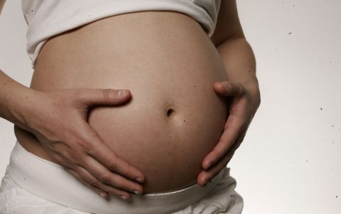 Una mujer embarazada debe alejarse de los desastres naturales.