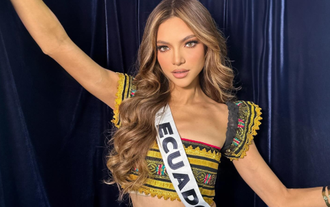 Mara modelando una prenda con colores característicos de Ecuador